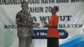 Kepala Desa Wunut menyerahkan THR kepada masyarakat, Kamis, 5 Maret 2026 (Dok.Pribadi).