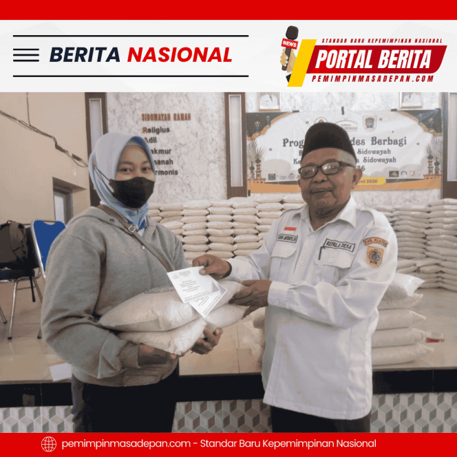 
 Kades Sidowayah serahkan THR berupa uang tunai dan beras kepada warga menjelang lebaran tahun2026 (Foto : Udin).